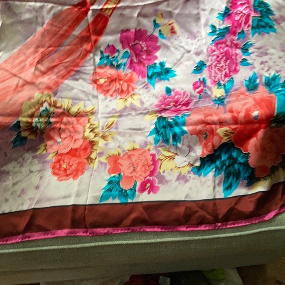 Heyin silk scarf - Picture 3 of 12